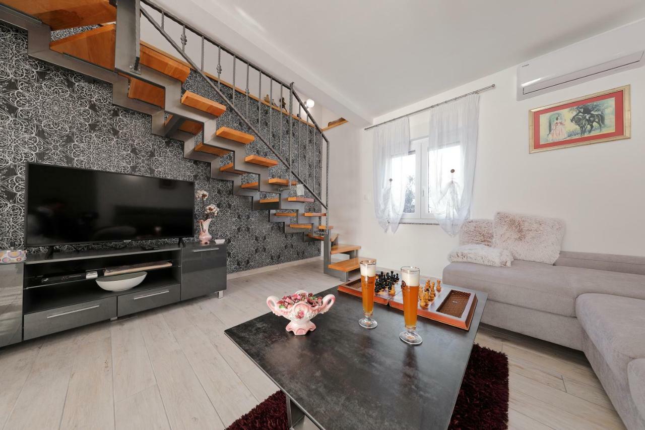 Holiday Home Hrast Debeljak Exterior photo